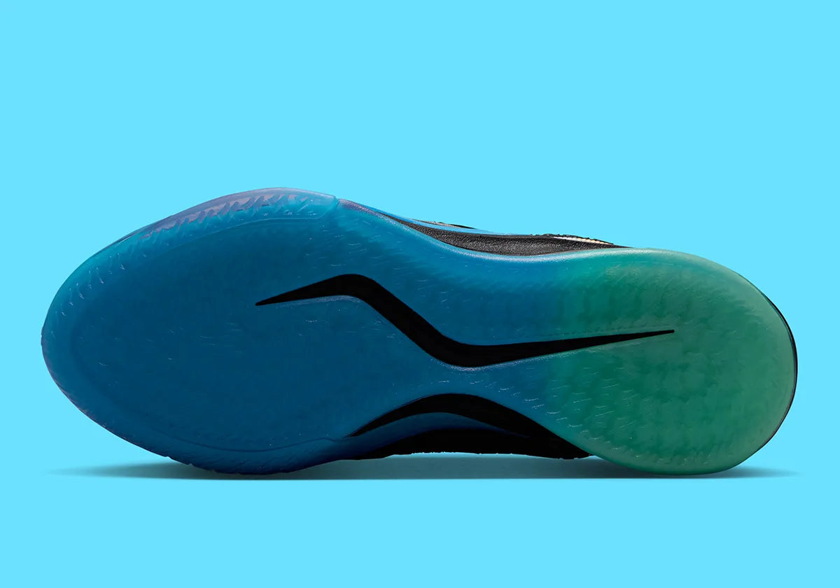Nike Sabrina 4 Nike Nights, sneaker de basketball signature Sabrina Ionescu au profil bas avec Swoosh Nike et design Nike Nights vue de profil. 