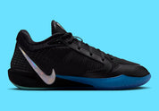 Nike Sabrina 4 Nike Nights, sneaker de basketball signature Sabrina Ionescu au profil bas avec Swoosh Nike et design Nike Nights vue de profil. 