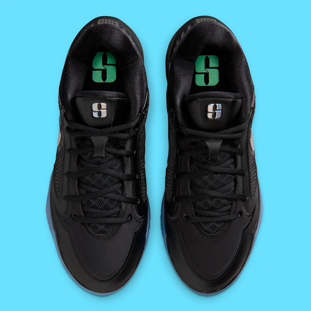 Nike Sabrina 4 Nike Nights, sneaker de basketball signature Sabrina Ionescu au profil bas avec Swoosh Nike et design Nike Nights vue de profil. 