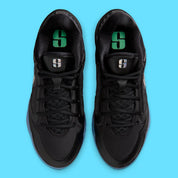 Nike Sabrina 4 Nike Nights, sneaker de basketball signature Sabrina Ionescu au profil bas avec Swoosh Nike et design Nike Nights vue de profil. 