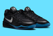 Nike Sabrina 4 Nike Nights, sneaker de basketball signature Sabrina Ionescu au profil bas avec Swoosh Nike et design Nike Nights vue de profil. 
