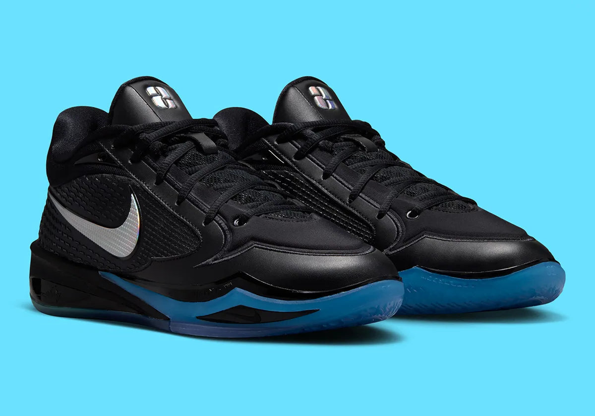 Nike Sabrina 4 Nike Nights, sneaker de basketball signature Sabrina Ionescu au profil bas avec Swoosh Nike et design Nike Nights vue de profil. 