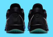 Nike Sabrina 4 Nike Nights, sneaker de basketball signature Sabrina Ionescu au profil bas avec Swoosh Nike et design Nike Nights vue de profil. 