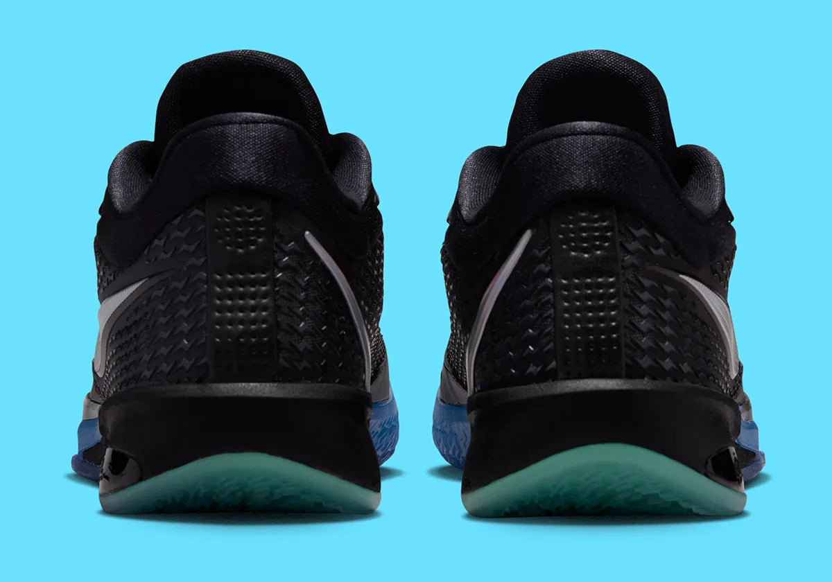 Nike Sabrina 4 Nike Nights, sneaker de basketball signature Sabrina Ionescu au profil bas avec Swoosh Nike et design Nike Nights vue de profil. 