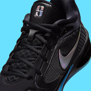 Nike Sabrina 4 Nike Nights, sneaker de basketball signature Sabrina Ionescu au profil bas avec Swoosh Nike et design Nike Nights vue de profil. 