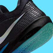 Nike Sabrina 4 Nike Nights, sneaker de basketball signature Sabrina Ionescu au profil bas avec Swoosh Nike et design Nike Nights vue de profil. 