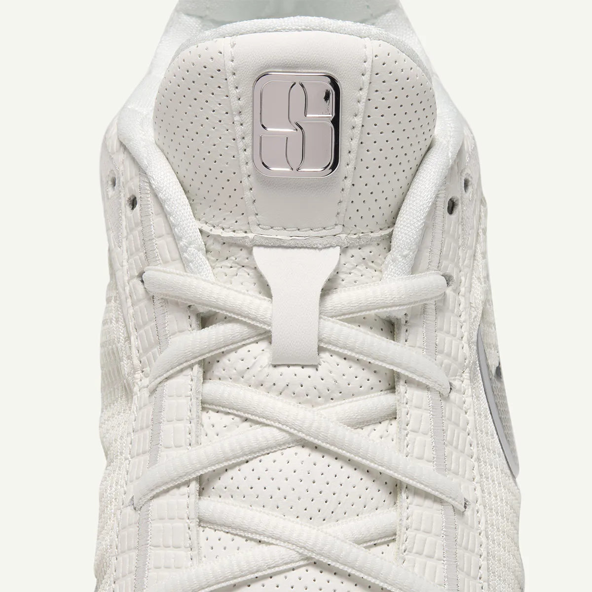 Nike Sabrina 4 LX White Label, chaussures de basketball signature Sabrina Ionescu avec tige respirante, amorti performant et finition premium LX.