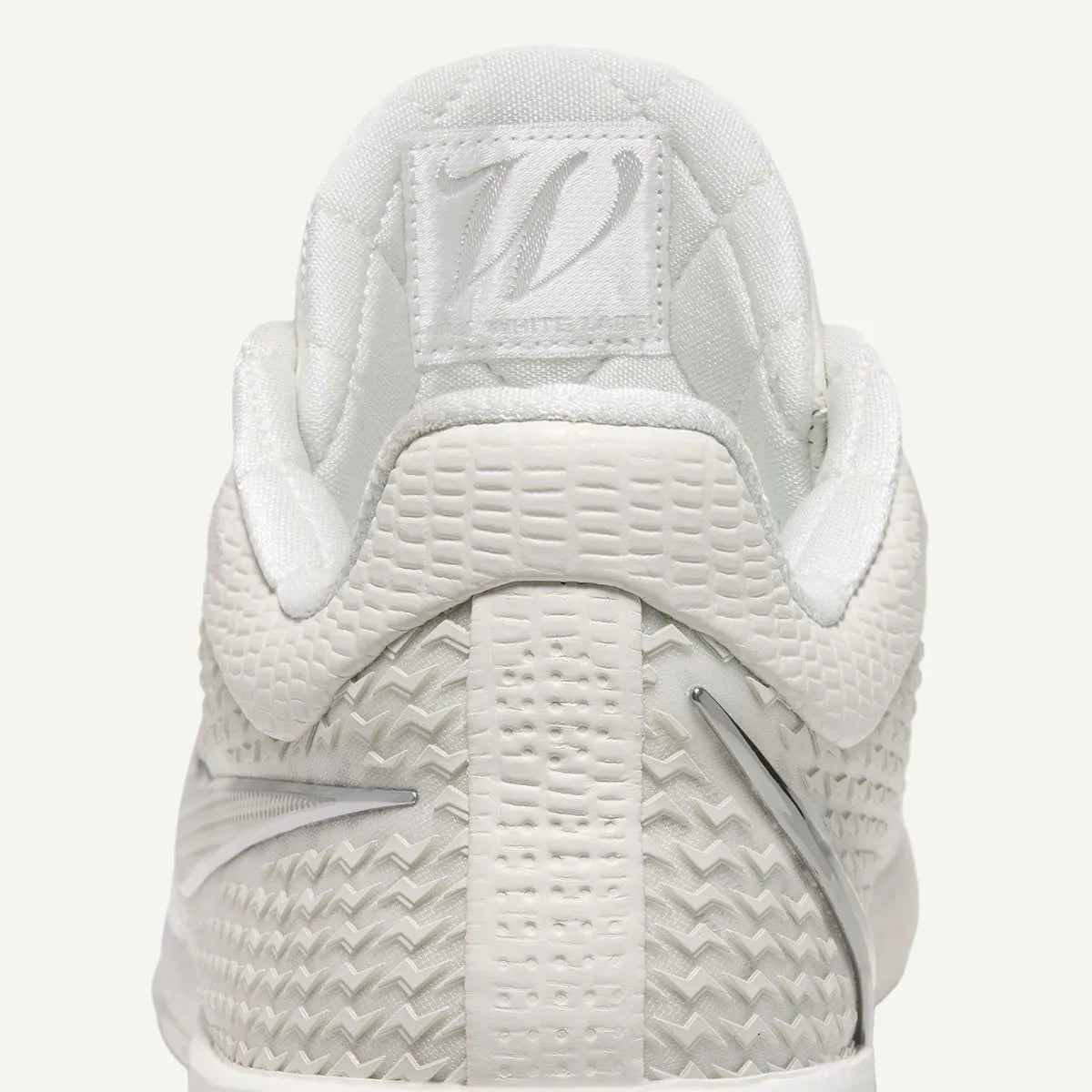 Nike Sabrina 4 LX White Label, chaussures de basketball signature Sabrina Ionescu avec tige respirante, amorti performant et finition premium LX.