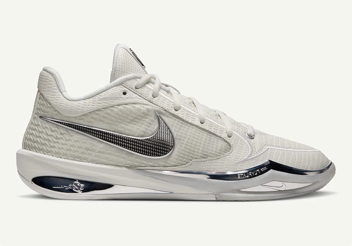 Nike Sabrina 4 LX White Label, chaussures de basketball signature Sabrina Ionescu avec tige respirante, amorti performant et finition premium LX.