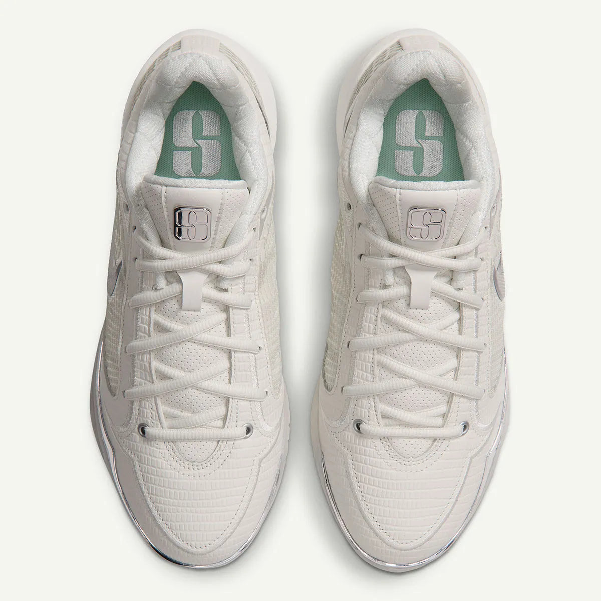 Nike Sabrina 4 LX White Label, chaussures de basketball signature Sabrina Ionescu avec tige respirante, amorti performant et finition premium LX.