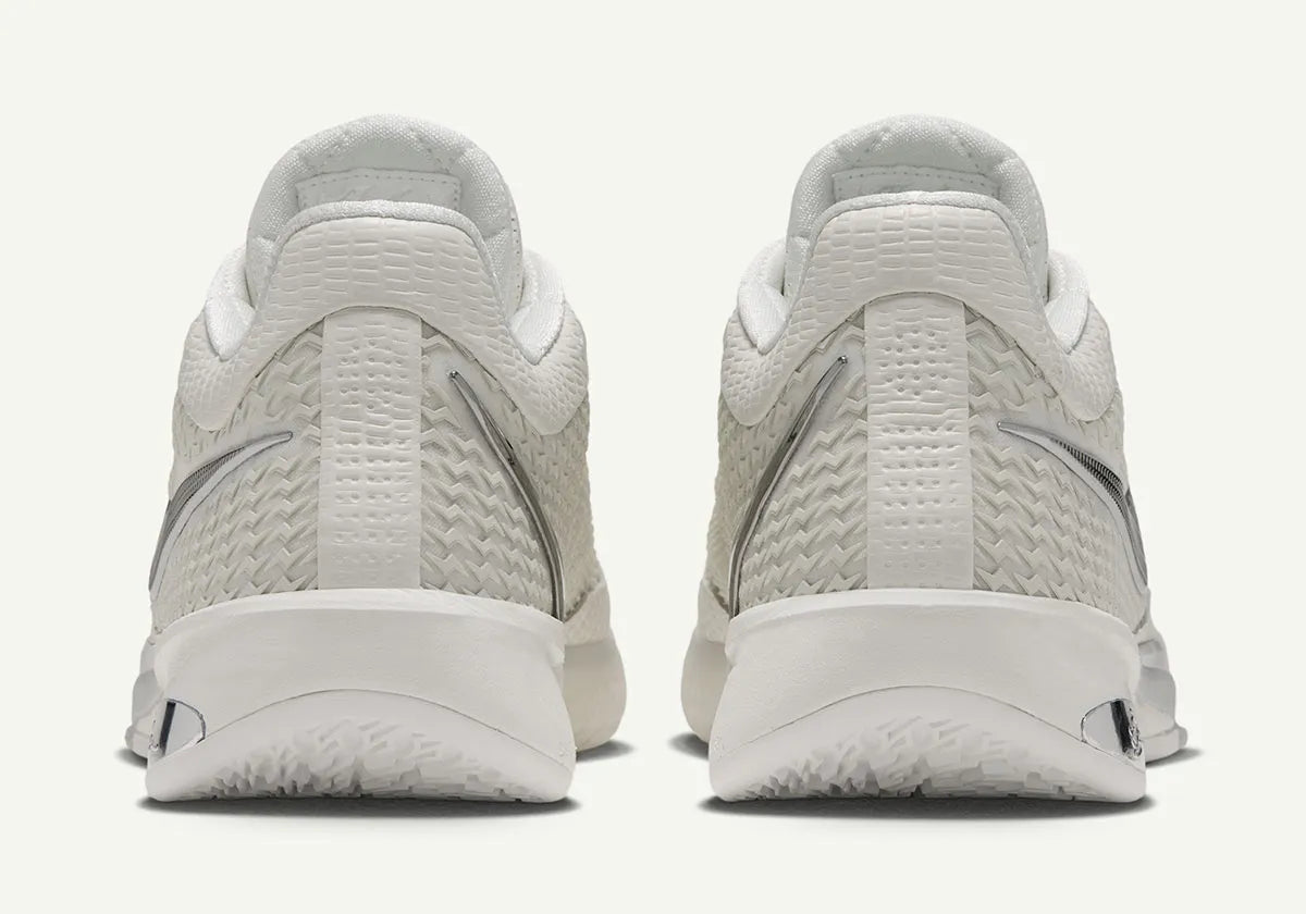 Nike Sabrina 4 LX White Label, chaussures de basketball signature Sabrina Ionescu avec tige respirante, amorti performant et finition premium LX.