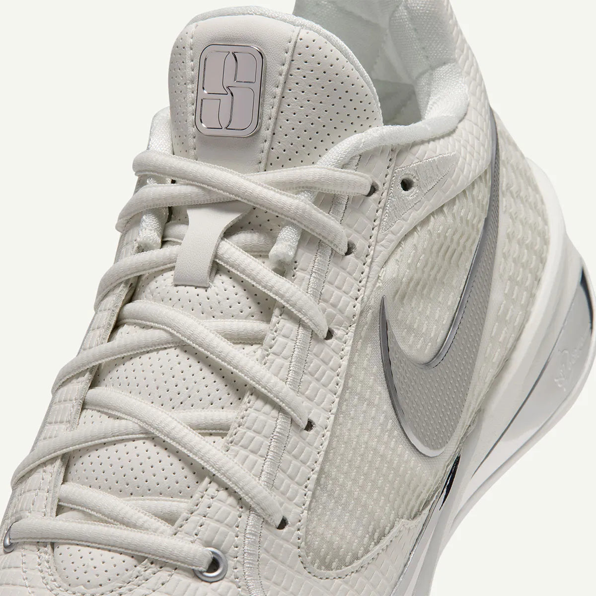 Nike Sabrina 4 LX White Label, chaussures de basketball signature Sabrina Ionescu avec tige respirante, amorti performant et finition premium LX.