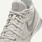 Nike Sabrina 4 LX White Label, chaussures de basketball signature Sabrina Ionescu avec tige respirante, amorti performant et finition premium LX.