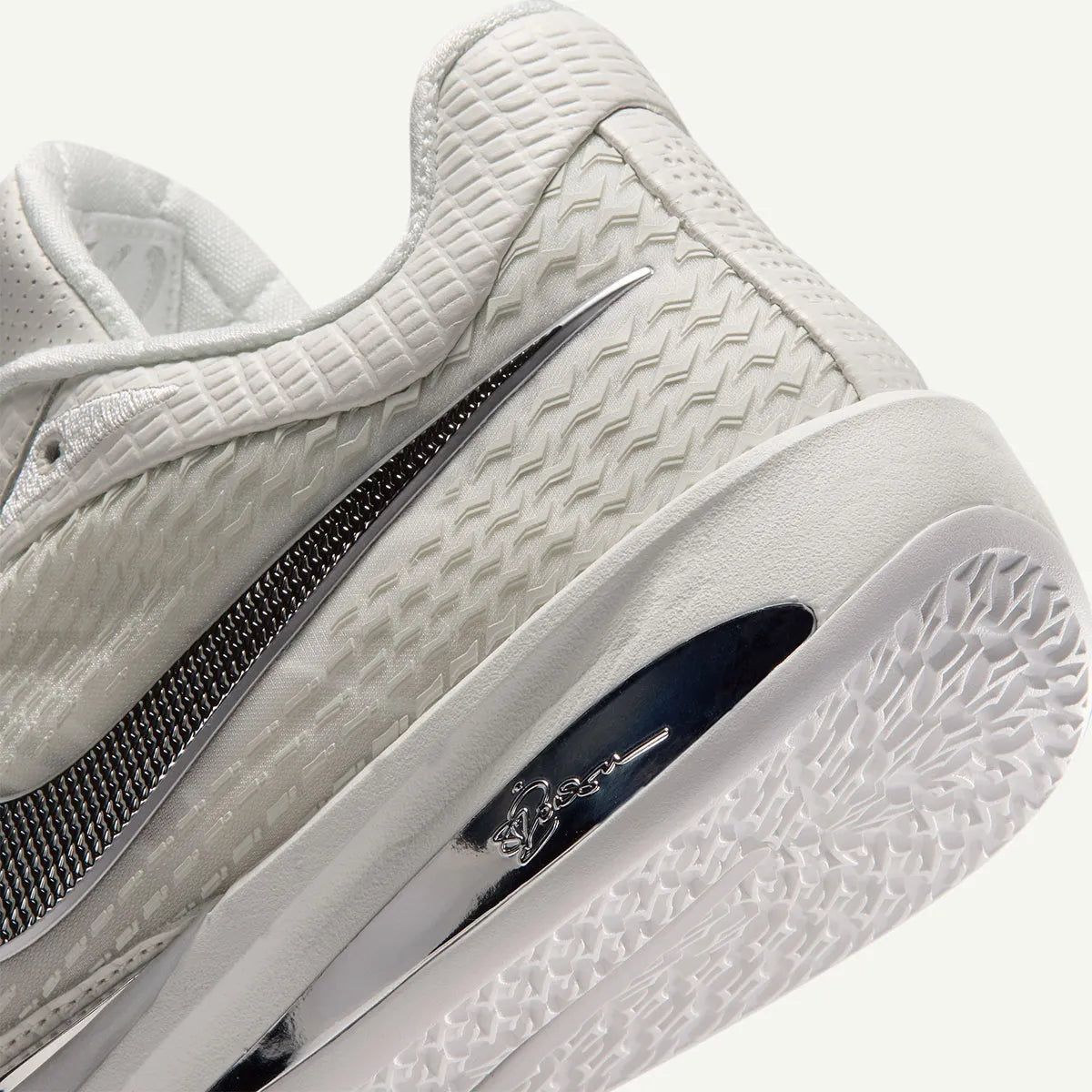 Nike Sabrina 4 LX White Label, chaussures de basketball signature Sabrina Ionescu avec tige respirante, amorti performant et finition premium LX.