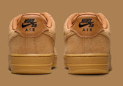 Nike Air Force 1 Low SB Flax, sneaker Nike SB en suède beige Flax avec Swoosh ton sur ton et semelle extérieure Gum Light Brown.