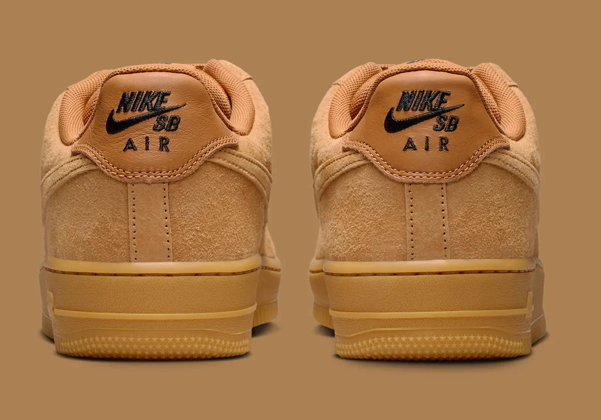 Nike Air Force 1 Low SB Flax, sneaker Nike SB en suède beige Flax avec Swoosh ton sur ton et semelle extérieure Gum Light Brown.