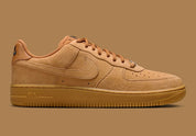 Nike Air Force 1 Low SB Flax, sneaker Nike SB en suède beige Flax avec Swoosh ton sur ton et semelle extérieure Gum Light Brown.