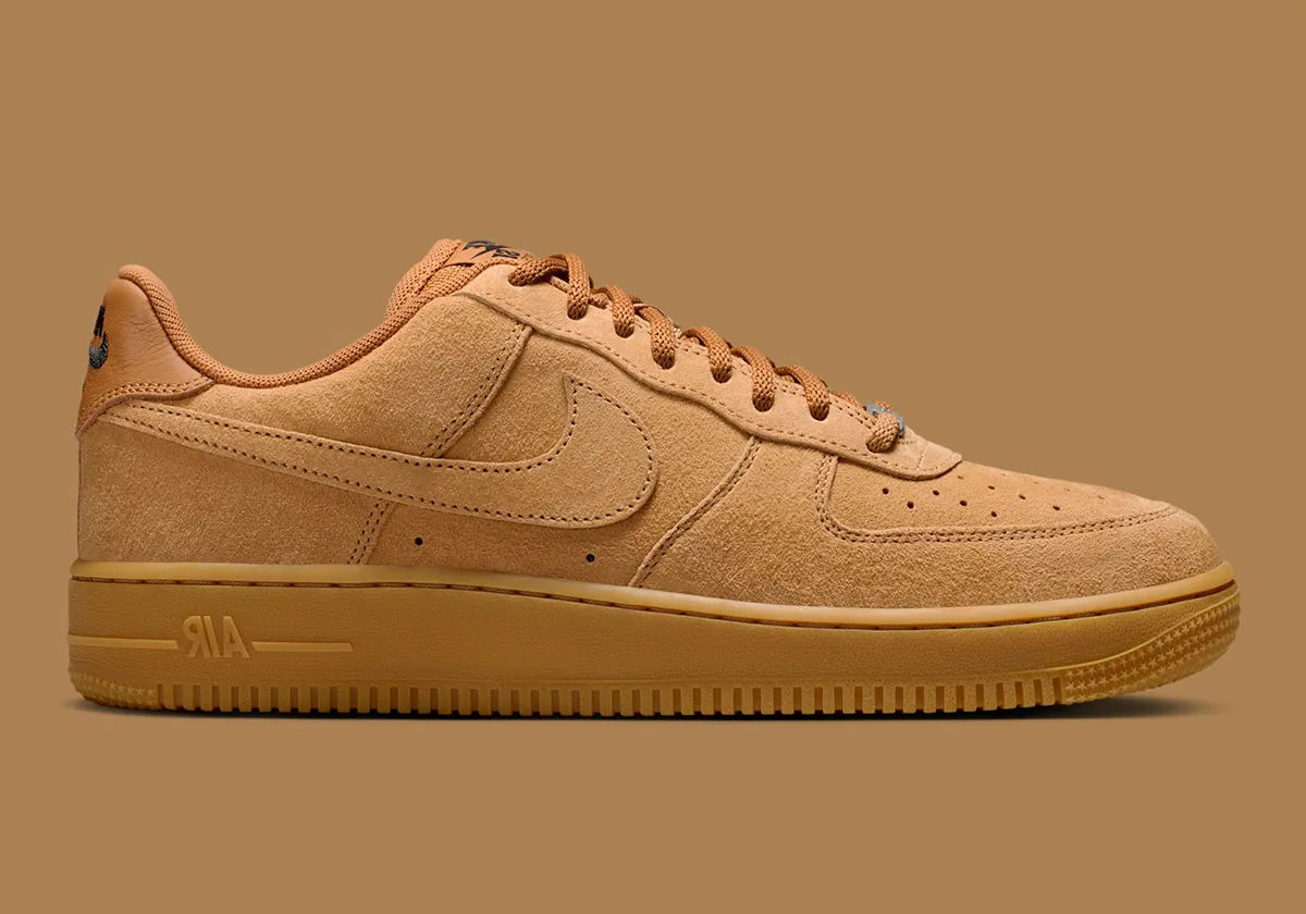Nike Air Force 1 Low SB Flax, sneaker Nike SB en suède beige Flax avec Swoosh ton sur ton et semelle extérieure Gum Light Brown.