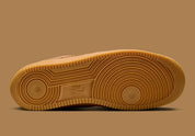 Nike Air Force 1 Low SB Flax, sneaker Nike SB en suède beige Flax avec Swoosh ton sur ton et semelle extérieure Gum Light Brown.