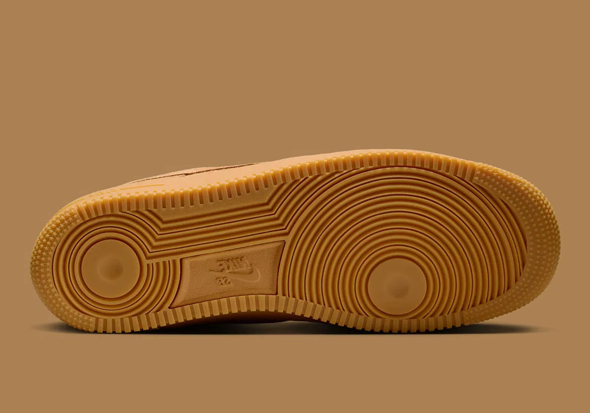 Nike Air Force 1 Low SB Flax, sneaker Nike SB en suède beige Flax avec Swoosh ton sur ton et semelle extérieure Gum Light Brown.