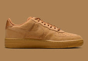 Nike Air Force 1 Low SB Flax, sneaker Nike SB en suède beige Flax avec Swoosh ton sur ton et semelle extérieure Gum Light Brown.
