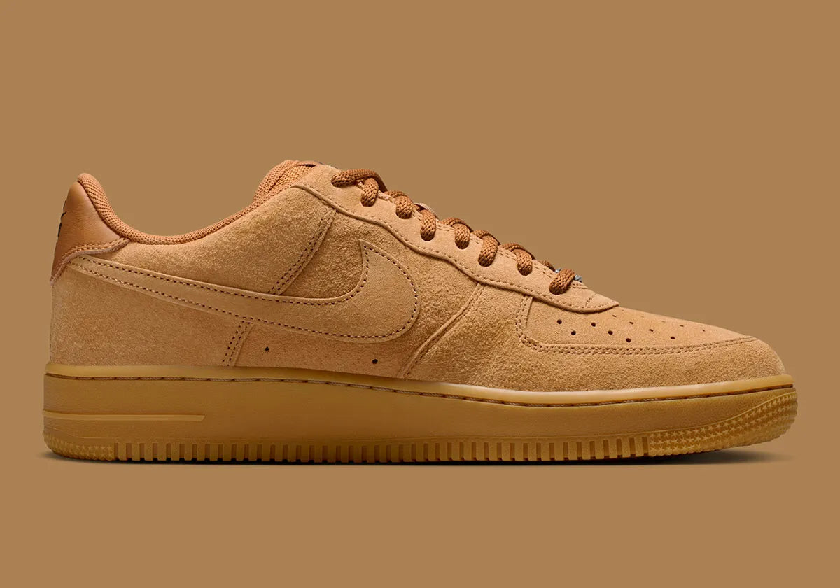 Nike Air Force 1 Low SB Flax, sneaker Nike SB en suède beige Flax avec Swoosh ton sur ton et semelle extérieure Gum Light Brown.