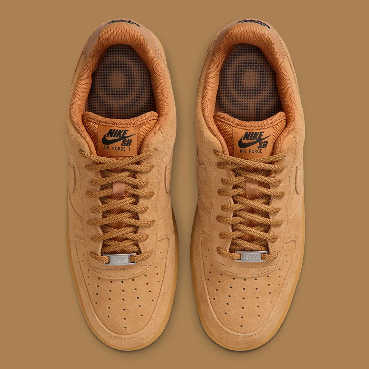 Nike Air Force 1 Low SB Flax, sneaker Nike SB en suède beige Flax avec Swoosh ton sur ton et semelle extérieure Gum Light Brown.