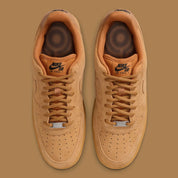 Nike Air Force 1 Low SB Flax, sneaker Nike SB en suède beige Flax avec Swoosh ton sur ton et semelle extérieure Gum Light Brown.