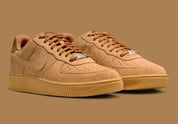 Nike Air Force 1 Low SB Flax, sneaker Nike SB en suède beige Flax avec Swoosh ton sur ton et semelle extérieure Gum Light Brown.