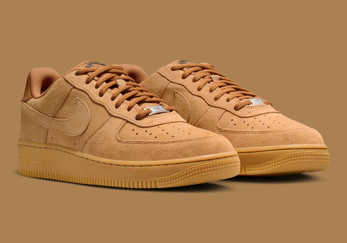 Nike Air Force 1 Low SB Flax, sneaker Nike SB en suède beige Flax avec Swoosh ton sur ton et semelle extérieure Gum Light Brown.