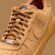 Nike Air Force 1 Low SB Flax, sneaker Nike SB en suède beige Flax avec Swoosh ton sur ton et semelle extérieure Gum Light Brown.
