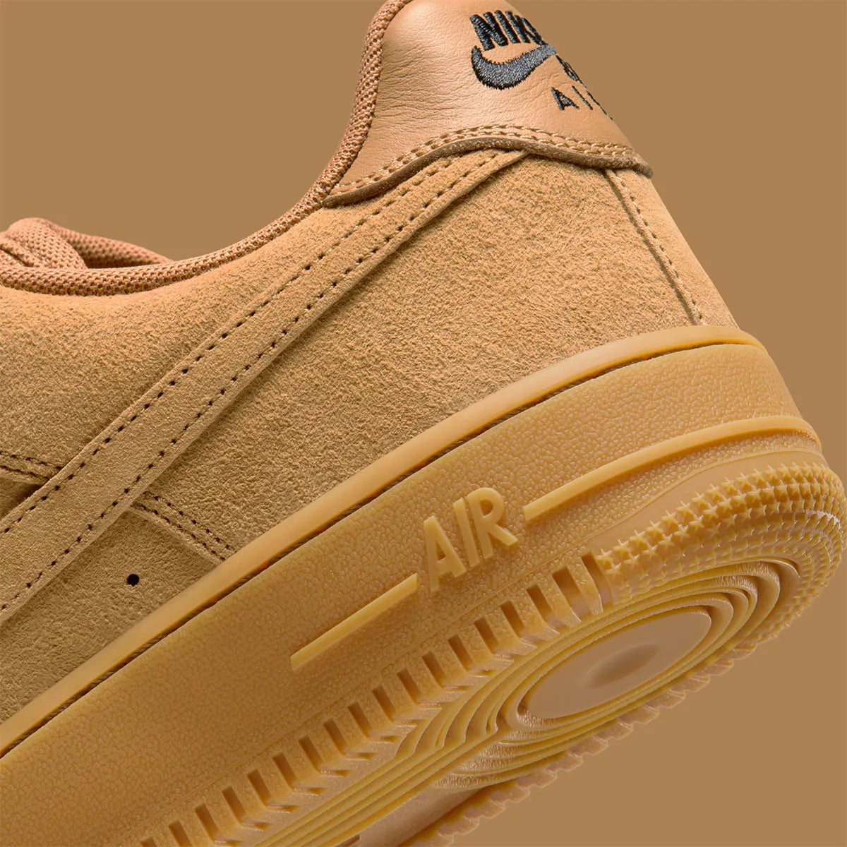 Nike Air Force 1 Low SB Flax, sneaker Nike SB en suède beige Flax avec Swoosh ton sur ton et semelle extérieure Gum Light Brown.