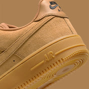 Nike Air Force 1 Low SB Flax, sneaker Nike SB en suède beige Flax avec Swoosh ton sur ton et semelle extérieure Gum Light Brown.