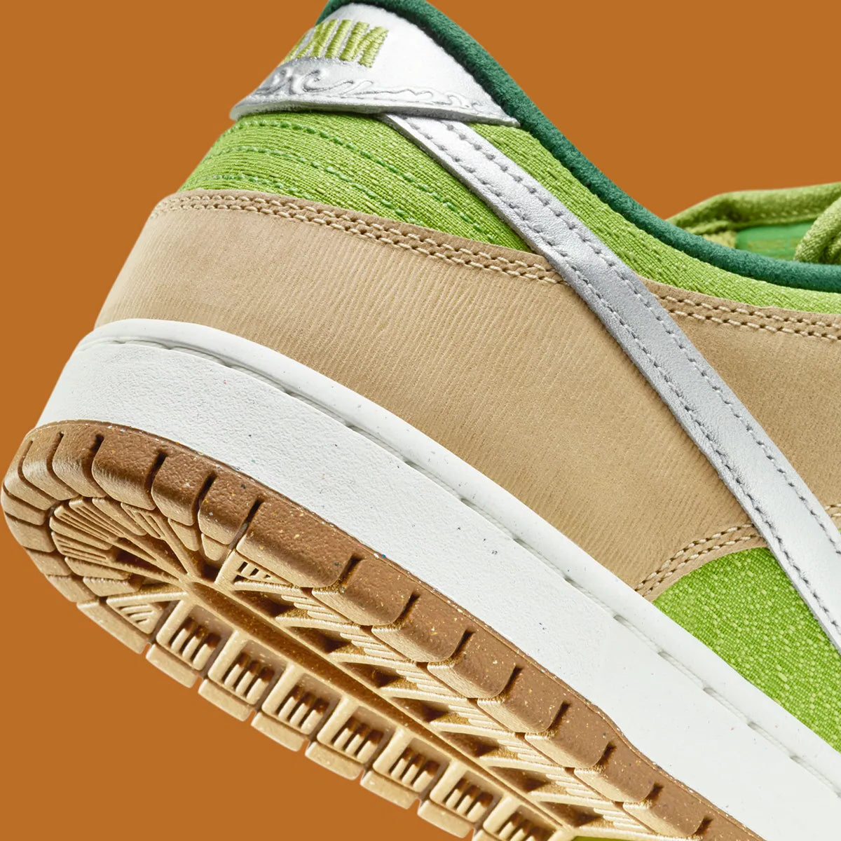 Vue zoomée sur les détails arrières de la Nike SB Dunk Low Escargot, sneaker Nike SB Dunk Low aux tons vert, beige et crème inspirée de l'escargot et de la culture française pour Paris 2024.