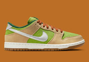 Nike SB Dunk Low Escargot, sneaker Nike SB Dunk Low aux tons vert, beige et crème inspirée de l'escargot et de la culture française pour Paris 2024 vue de profil. 