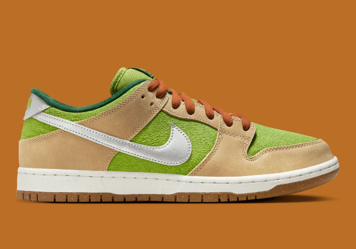 Nike SB Dunk Low Escargot, sneaker Nike SB Dunk Low aux tons vert, beige et crème inspirée de l'escargot et de la culture française pour Paris 2024 vue de profil. 