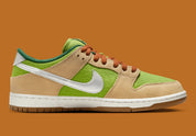 Nike SB Dunk Low Escargot, sneaker Nike SB Dunk Low aux tons vert, beige et crème inspirée de l'escargot et de la culture française pour Paris 2024 vue de profil intérieur. 