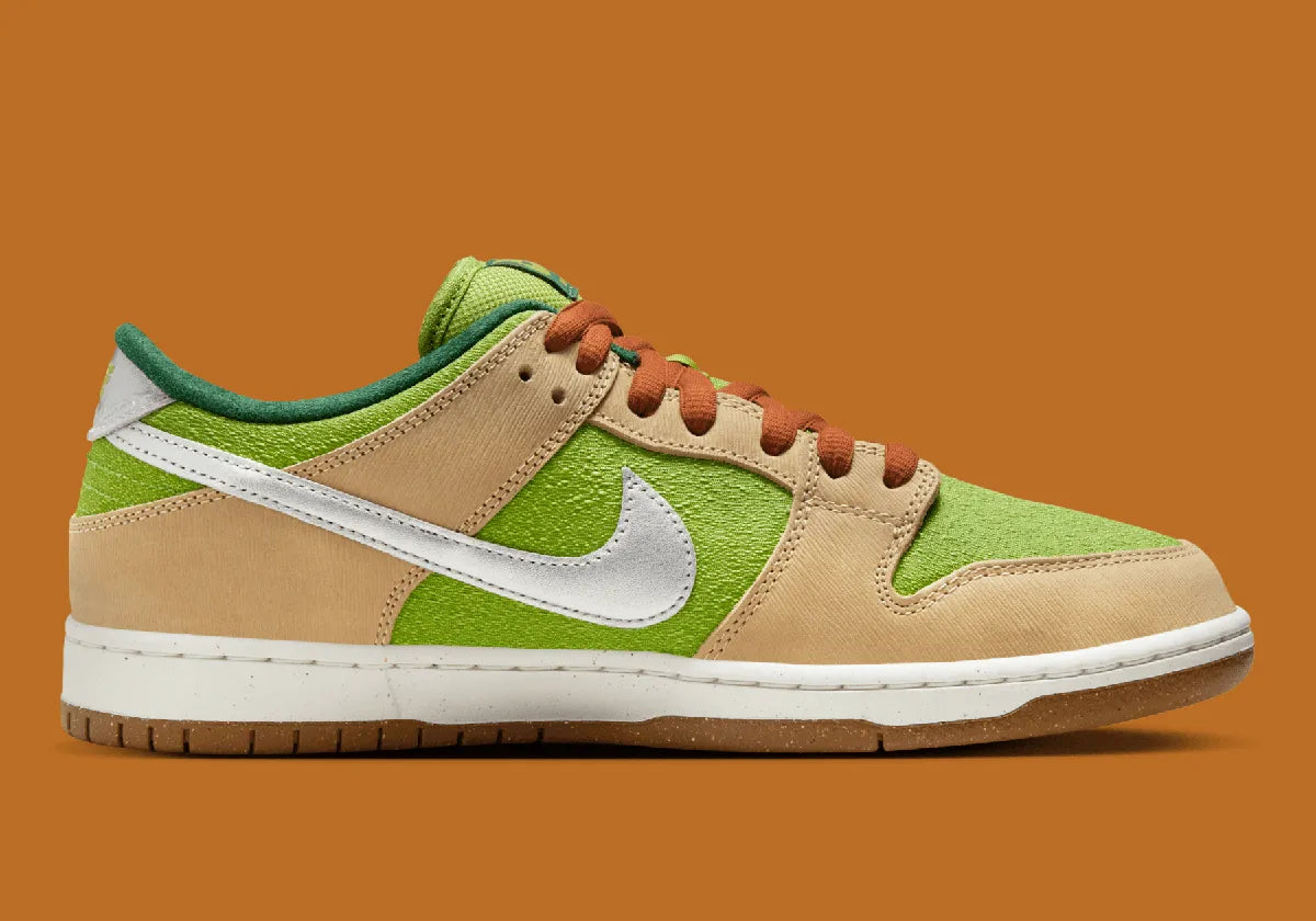 Nike SB Dunk Low Escargot, sneaker Nike SB Dunk Low aux tons vert, beige et crème inspirée de l'escargot et de la culture française pour Paris 2024 vue de profil intérieur. 