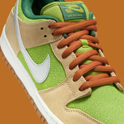Vue zoomé sur les détails latéraux de la Nike SB Dunk Low Escargot, sneaker Nike SB Dunk Low aux tons vert, beige et crème inspirée de l'escargot et de la culture française pour Paris 2024.