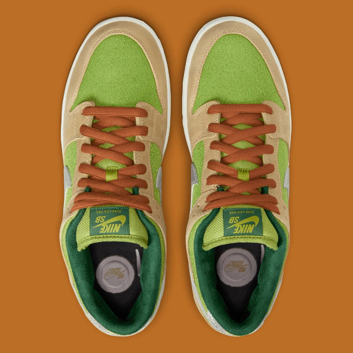 Nike SB Dunk Low Escargot, sneaker Nike SB Dunk Low aux tons vert, beige et crème inspirée de l'escargot et de la culture française pour Paris 2024 vue du dessus. 