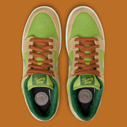 Nike SB Dunk Low Escargot, sneaker Nike SB Dunk Low aux tons vert, beige et crème inspirée de l'escargot et de la culture française pour Paris 2024 vue du dessus. 