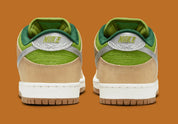 Nike SB Dunk Low Escargot, sneaker Nike SB Dunk Low aux tons vert, beige et crème inspirée de l'escargot et de la culture française pour Paris 2024 vue de derrière. 