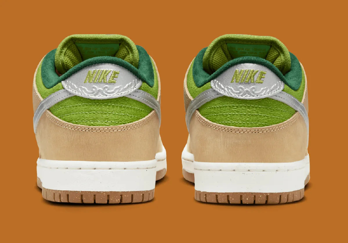 Nike SB Dunk Low Escargot, sneaker Nike SB Dunk Low aux tons vert, beige et crème inspirée de l'escargot et de la culture française pour Paris 2024 vue de derrière. 
