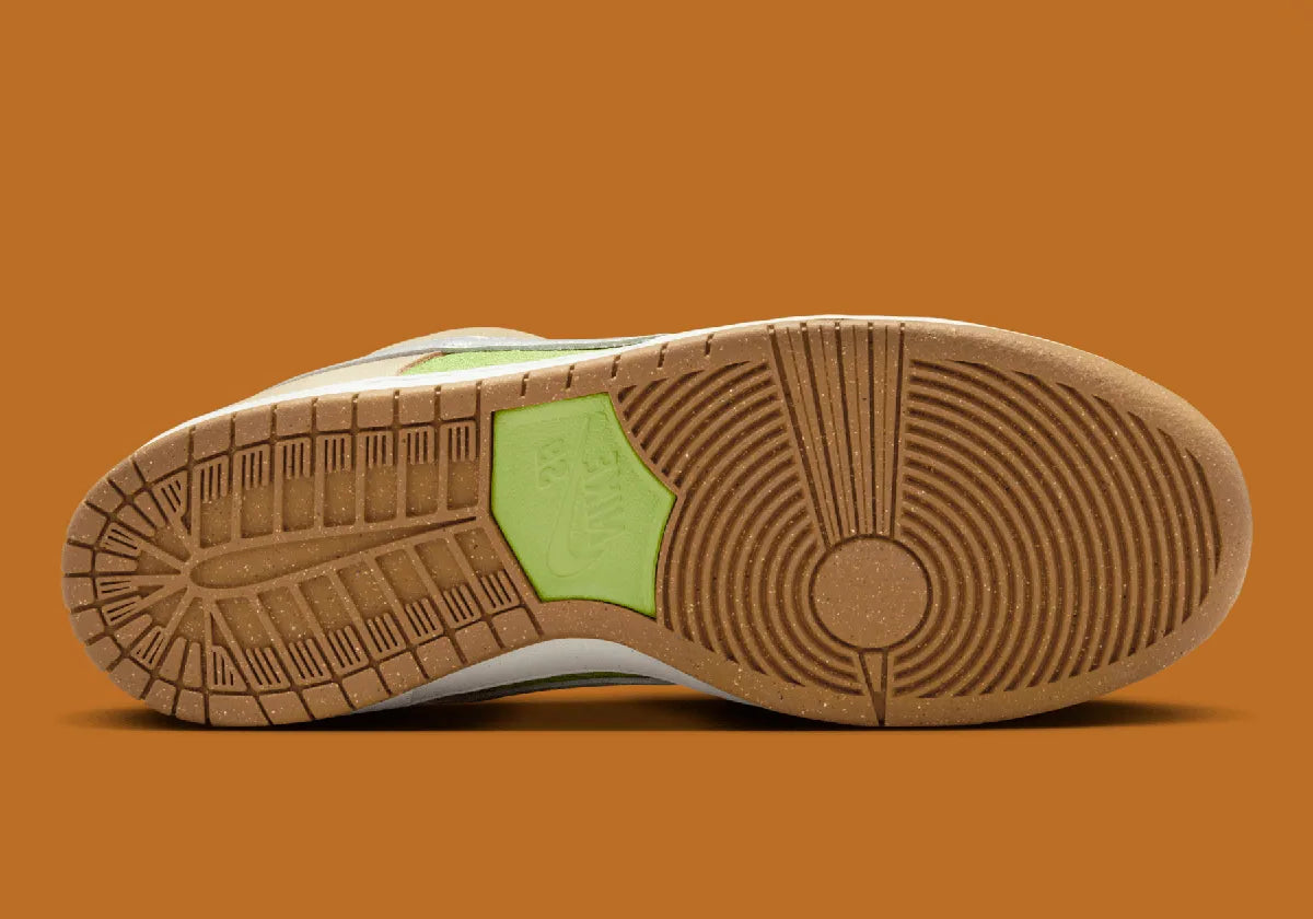 Nike SB Dunk Low Escargot, sneaker Nike SB Dunk Low aux tons vert, beige et crème inspirée de l'escargot et de la culture française pour Paris 2024 vue sur la semelle. 