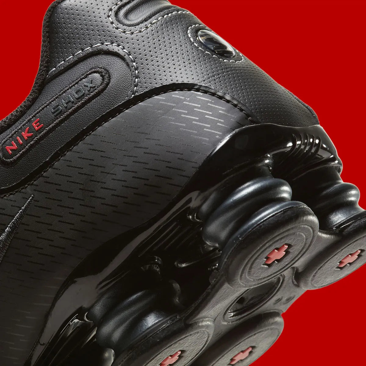 Nike Shox NZ Black Varsity Red noires avec détails rouge Varsity Red et amorti Nike Shox.