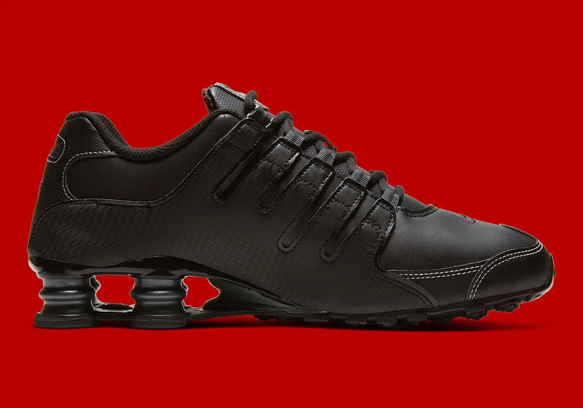 Nike Shox NZ Black Varsity Red noires avec détails rouge Varsity Red et amorti Nike Shox.