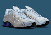 Nike Shox R4 Blue Tint avec finition bleu clair et amorti Nike Shox au talon.