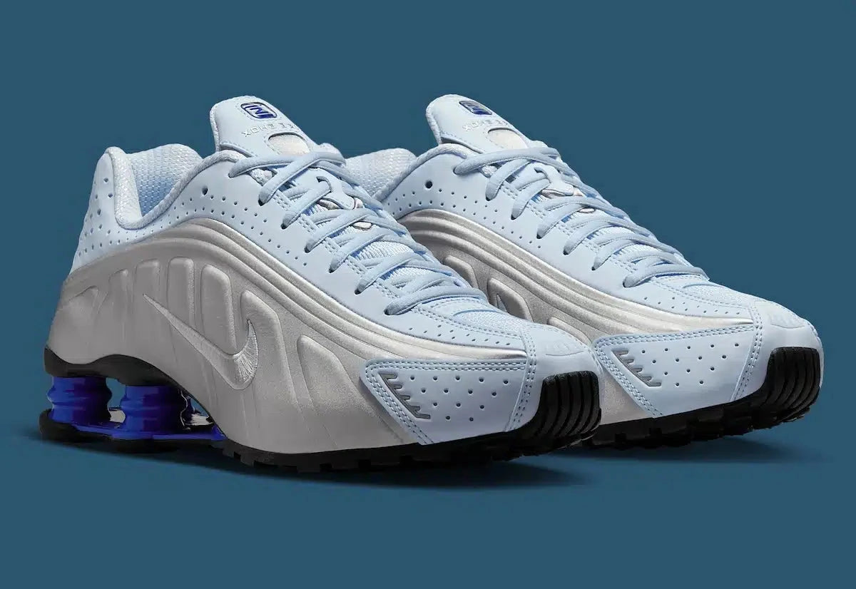 Nike Shox R4 Blue Tint avec finition bleu clair et amorti Nike Shox au talon.