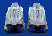 Nike Shox R4 Blue Tint avec finition bleu clair et amorti Nike Shox au talon.