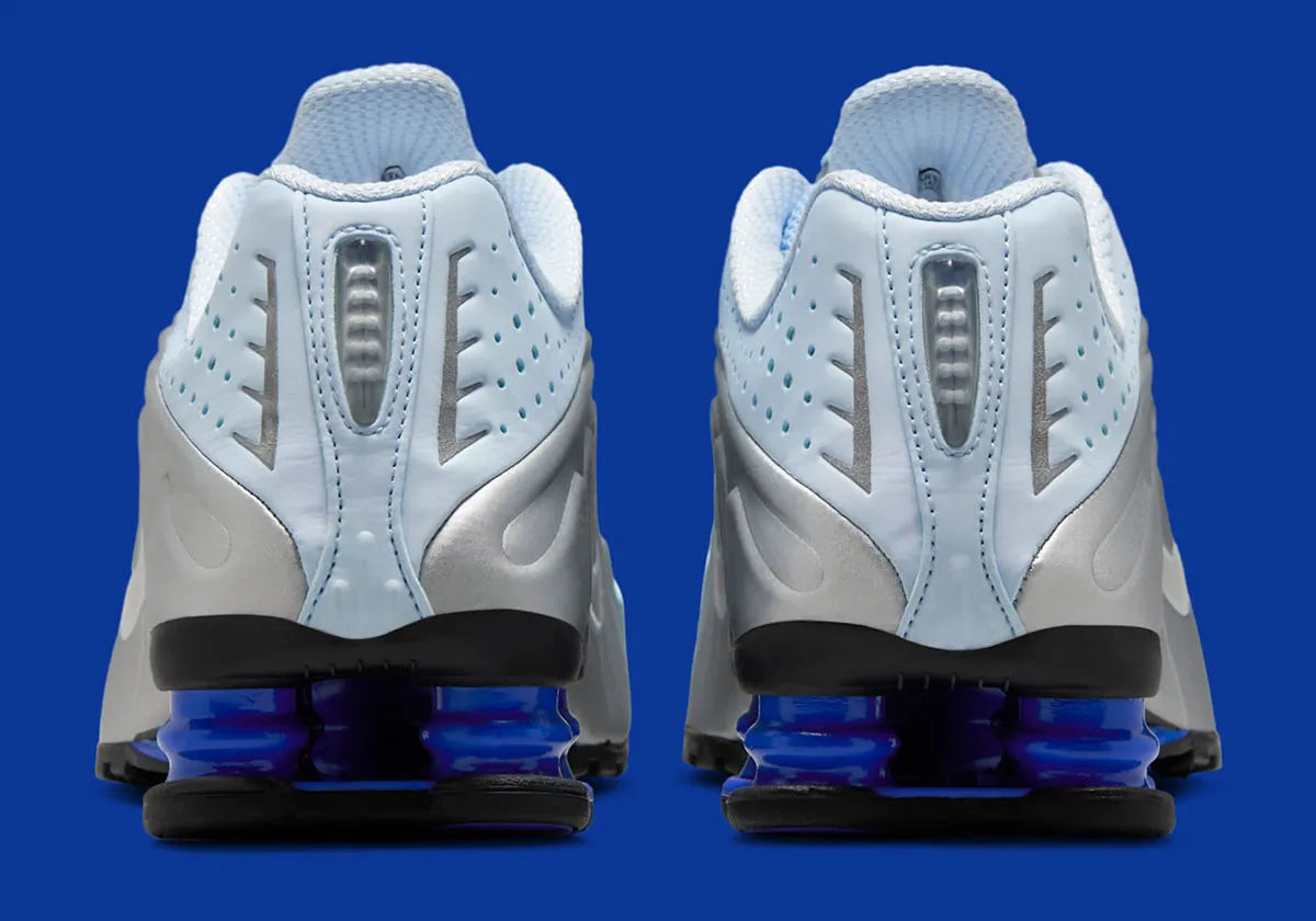 Nike Shox R4 Blue Tint avec finition bleu clair et amorti Nike Shox au talon.